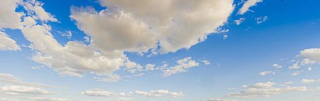 imagen de un cielo parcialmente nublado y parcialmente despejado durante el día foto