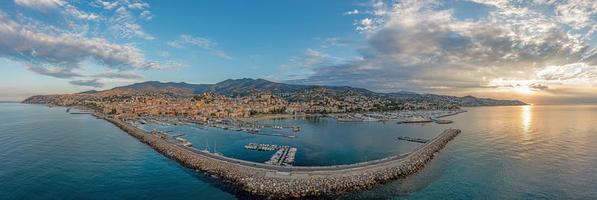 panorama de drones sobre el puerto de la ciudad italiana de san remo foto