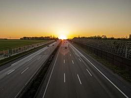 imagen de una carretera alemana durante la puesta de sol foto