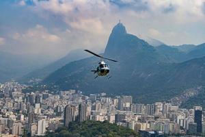 vista panorámica de la ciudad y las playas desde la plataforma de observación en la montaña del pan de azúcar en río de janeiro con helicóptero en vuelo foto