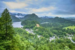 imagen panorámica del castillo de hohenschwangau y sobre el lago alpsee en baviera foto