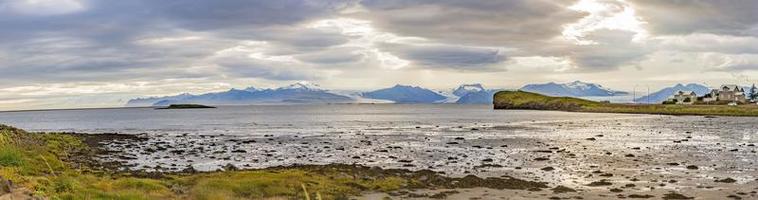 vista sobre la playa de la reserva natural de hvalnes en el este de islandia foto