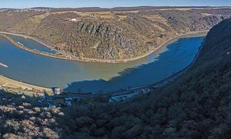 imagen panorámica de drones de la roca loreley en el río Rin tomada desde el lado opuesto del Rin bajo el cielo azul y el sol foto