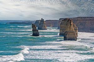 vista sobre la costa escarpada y salvaje de los 12 apóstoles en el sur de australia foto