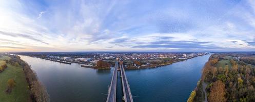 vista aérea del puente nibelungen en gusanos con vistas a la puerta de la ciudad foto
