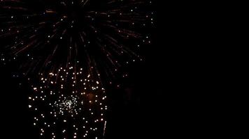 colorato luminosa fuochi d'artificio mostrare il notte cielo a città giorno Festival, Novosibirsk, Russia video