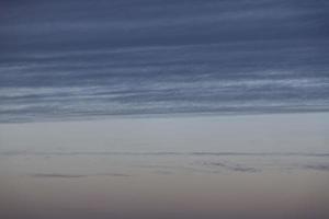 imagen del colorido cielo nocturno con nubes claras foto