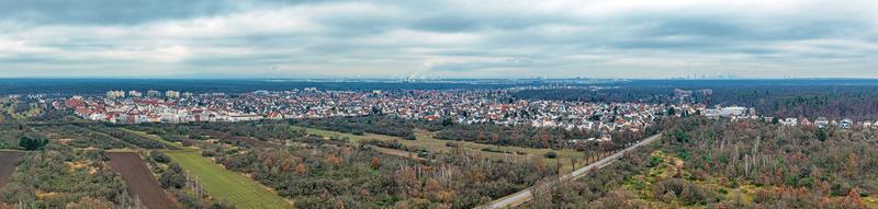 panorama de drones sobre walldorf en hesse con el horizonte de frankfurt y el aeropuerto de frankfurt foto