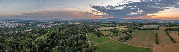 panorama de drones sobre el horizonte de frankfurt am mai desde lohrberg foto