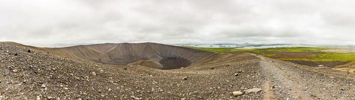 imagen panorámica del cráter del volcán hverfjall en islandia en verano durante el día foto