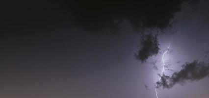 imagen de un destello en el cielo nocturno con nubes brillantes foto