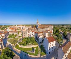 imagen panorámica aérea de drones de la ciudad medieval bale en la península de istria foto