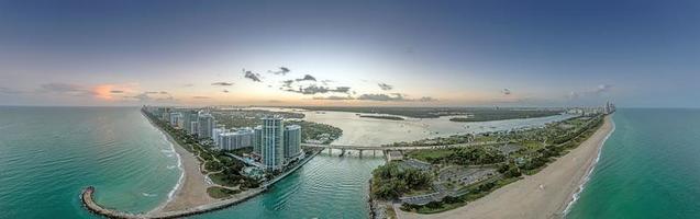 panorama de drones sobre el horizonte de la playa de miami a la hora de la tarde foto