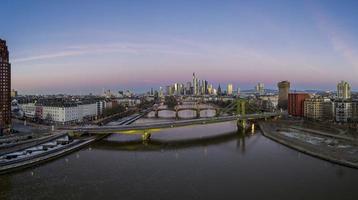 imagen panorámica aérea del horizonte de frankfurt con el río principal con un cielo colorido durante el amanecer foto