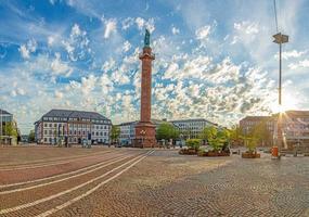 vista panorámica de la plaza luisenplatz en el centro de la ciudad universitaria alemana de darmstadt en el estado de hesse foto