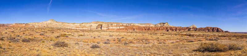 vista sobre formaciones rocosas típicas en el parque nacional de conyonlands en utah en invierno foto