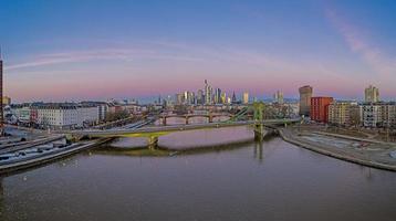 imagen panorámica aérea del horizonte de frankfurt con el río principal con un cielo colorido durante el amanecer foto