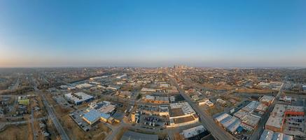 panorama de drones del horizonte de la ciudad de kansas durante el amanecer foto
