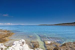 vista sobre el paisaje típico de la costa de istria en verano foto