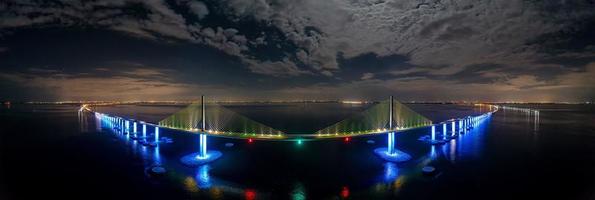 drone panorama del sol puente skyway sobre la bahía de tampa foto