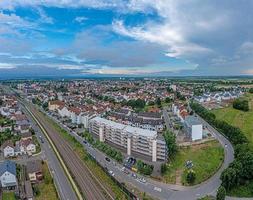 panorama de drones de la ciudad del distrito alemán gross-gerau en el sur de hesse por la noche contra el cielo nublado foto