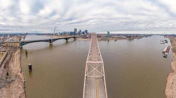 panorama de drones sobre st. horizonte de louis y río mississippi con arco de entrada durante el día foto