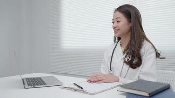 telemedico. medico spiega il medicazione per il paziente di video conferenza. asiatico medico è trattamento pazienti attraverso telecomunicazione mentre descrivendo il malattia . tecnologia per Salute.