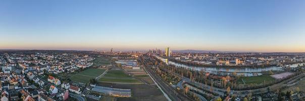 imagen aérea del horizonte de frankfurt y del edificio del banco central europeo durante el amanecer en el crepúsculo de la mañana foto