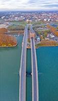 vista aérea del puente nibelungen en gusanos con vistas a la puerta de la ciudad foto