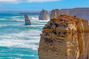 vista sobre la costa escarpada y salvaje de los 12 apóstoles en el sur de australia foto