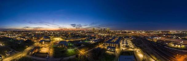 vista aérea panorámica de la ciudad de Fort Worth durante la puesta de sol con resplandor final y cielos despejados foto