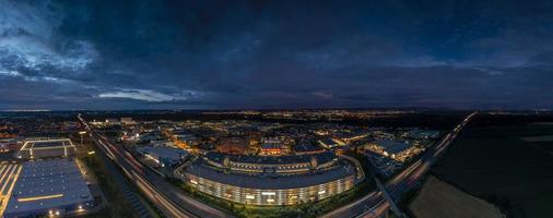 panorama de drones sobre el área industrial del municipio alemán weiterstadt en hesse después del atardecer foto