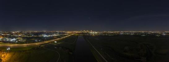 Vista aérea panorámica sobre el horizonte iluminado de Fort Worth sobre el río West Fork Trinity por la noche foto