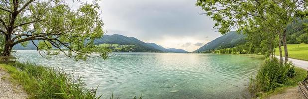 vista panorámica sobre el lago weissensee en austria en verano durante el día foto