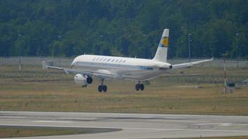 francoforte am principale, Germania luglio 19, 2017 - lufthansa airbus a321 d aiutiv nel retrò livrea si avvicina su pista di decollo 25r. fraporto, francoforte, Germania video