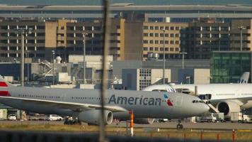 frankfurt am main, alemania 20 de julio de 2017 - airbus 330 american airlines n291ay en la plataforma del aeropuerto. fraport, frankfurt, alemania video