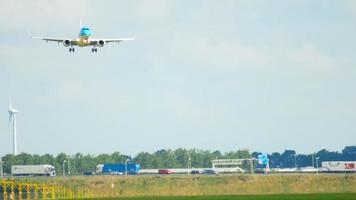 amsterdam, il Olanda luglio 25, 2017 - klm cityhopper Embraer 190 ph eze atterraggio su pista di decollo 18r polderbaan. nave aeroporto, amsterdam, Olanda video