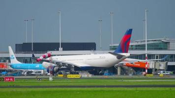 amsterdam, países bajos 26 de julio de 2017 - delta airlines airbus a330 n857nw rodando después del aterrizaje, aeropuerto shiphol, amsterdam, holanda video