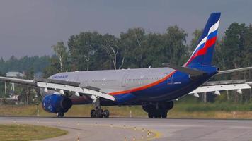 Moskva, ryska federation juli 30, 2021 - boeing 777, vp bgd aeroflot bromsning efter landning i sheremetyevo flygplats svo. trafikflygplan anlände på de flygplats, turism och resa begrepp video