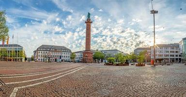 vista panorámica de la plaza luisenplatz en el centro de la ciudad universitaria alemana de darmstadt en el estado de hesse foto