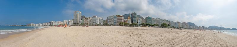 imagen panorámica del frente de la casa a lo largo de copacabana en río de janeiro durante el día foto