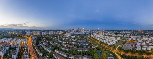 panorama aéreo de drones del horizonte de frankfurt durante la puesta de sol desde el parque rebstock foto