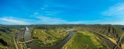 vista del bucle de Mosel cerca del pueblo de Ediger-eller foto