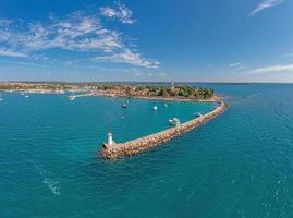 panorama de drones sobre la ciudad costera croata de novigrad con puerto y paseo marítimo tomado desde el lado del mar durante el día foto