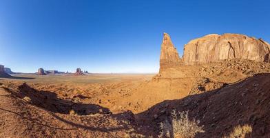 vista sobre las espectaculares torres de piedra de Monument Valley en Utah en invierno foto