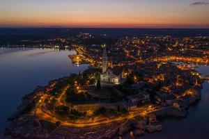 imagen panorámica aérea de drones de la ciudad histórica de rovinj en croacia durante el amanecer foto