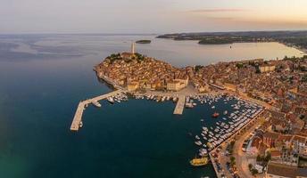 imagen panorámica aérea de drones de la ciudad histórica de rovinj y puerto en croacia durante el amanecer foto