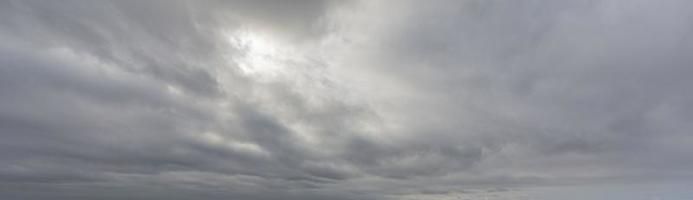 imagen de un cielo oscuro y nublado durante el día foto