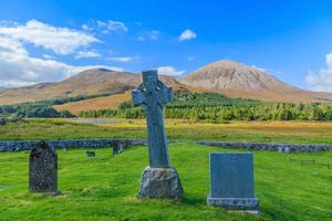 lápidas en un antiguo cementerio escocés durante el día foto