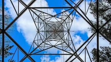 imagen de un poste de energía fotografiado verticalmente desde la perspectiva del suelo foto